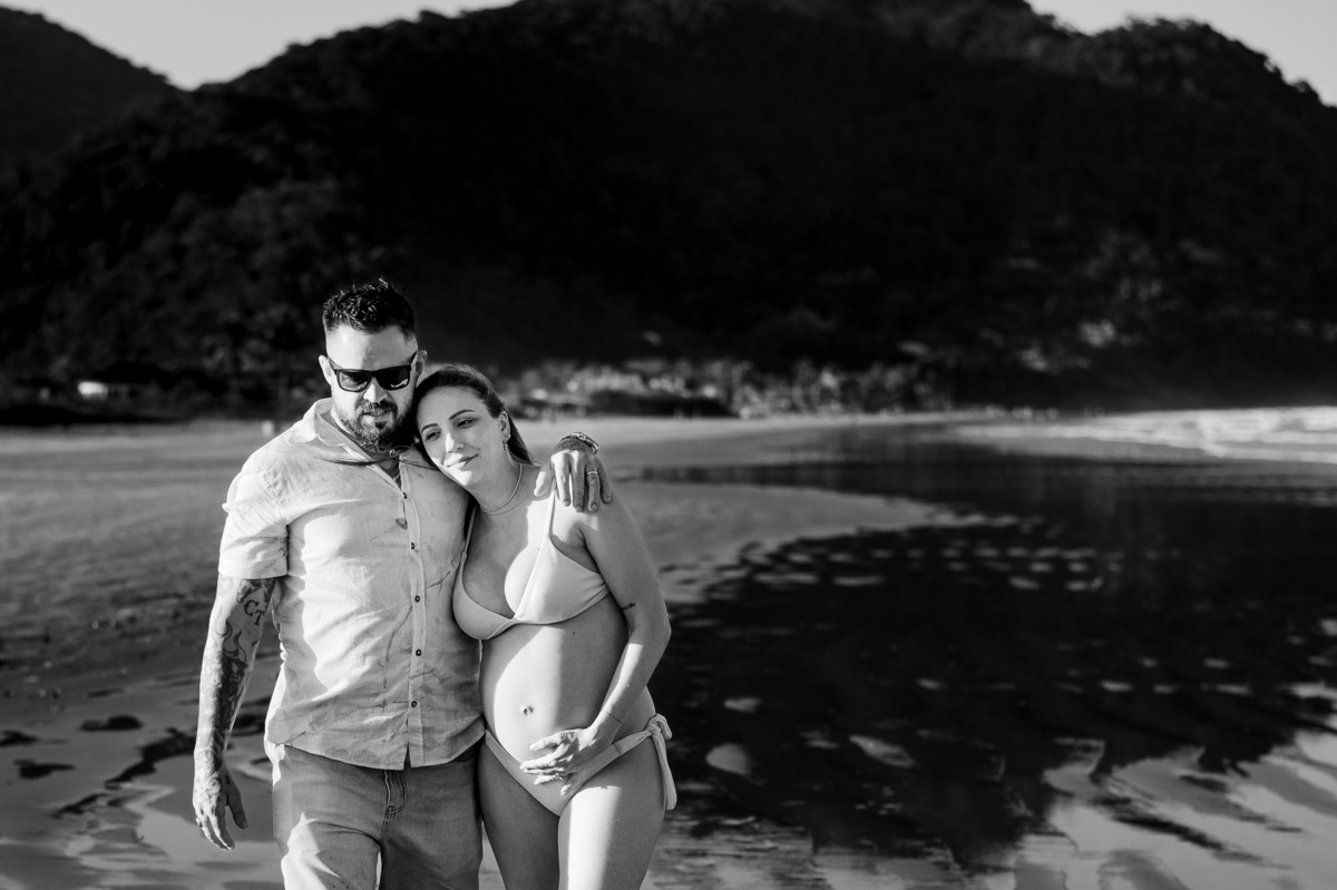 fotografia de gestante - preto e branco - casal - fotografia de gestante na praia