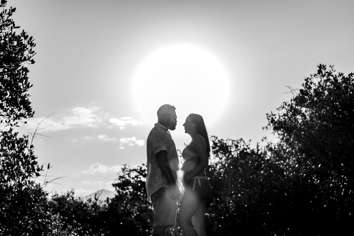 fotografia de gestante - preto e branco - silhueta - casal - gestante