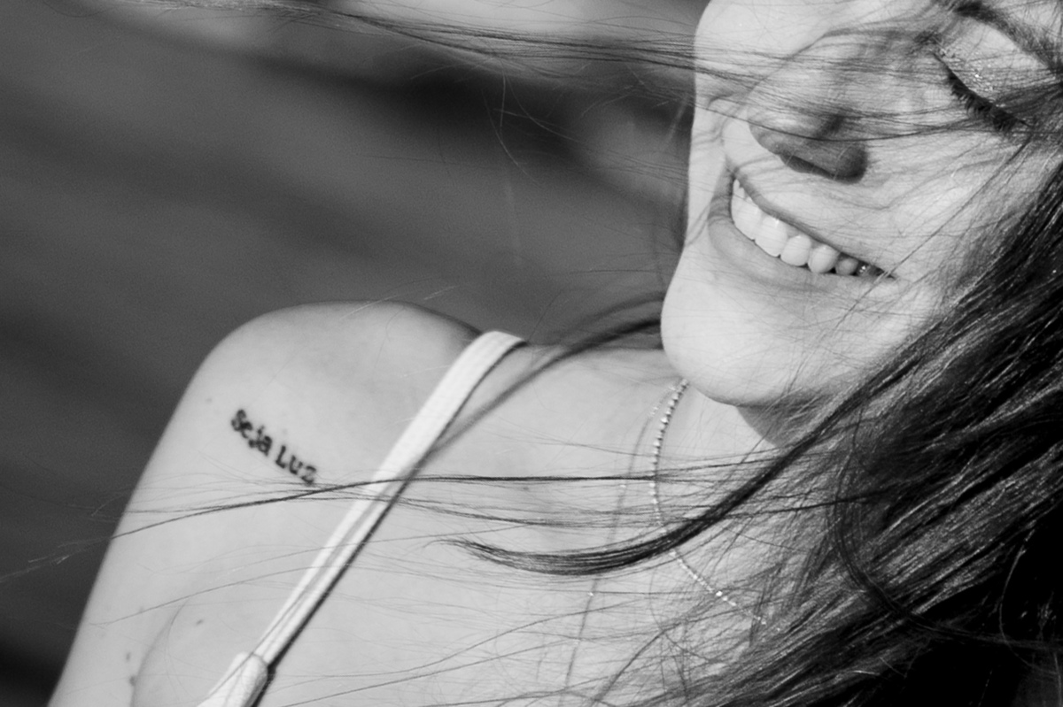 fotografia de gestante - fotografia de gestante na praia por do sol - foto na natureza - fotografia espontânea - fotografia afetiva -  preto e branco - tatuagem