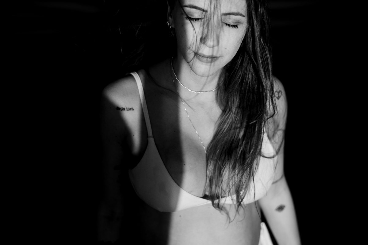 fotografia de gestante - fotografia de gestante na praia por do sol - foto na natureza - fotografia espontânea - fotografia afetiva - preto e branco