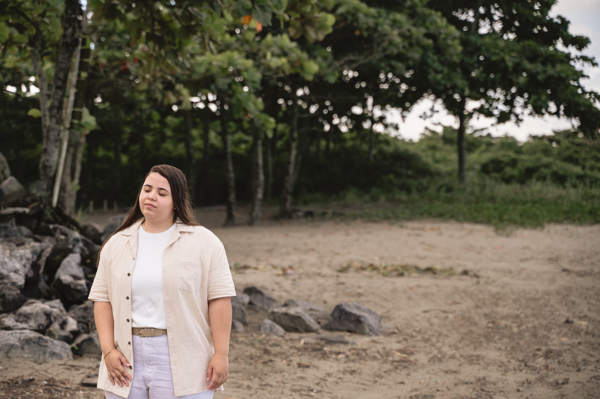Ensaio de pré casamento, noiva esperando para ver sua amada pela primeira vez vestida de noiva na praia em peruibe