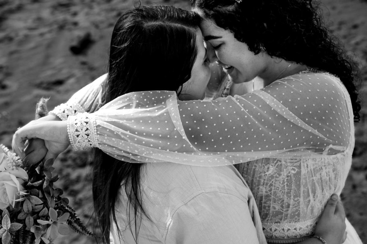 Ensaio de pré casamento na praia em preto e branco