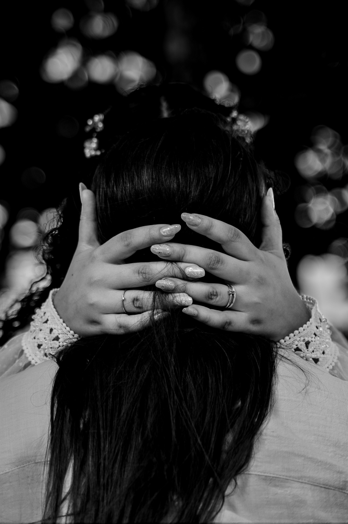 Ensaio de pré casamento na praia, detalhe da mãos da noiva