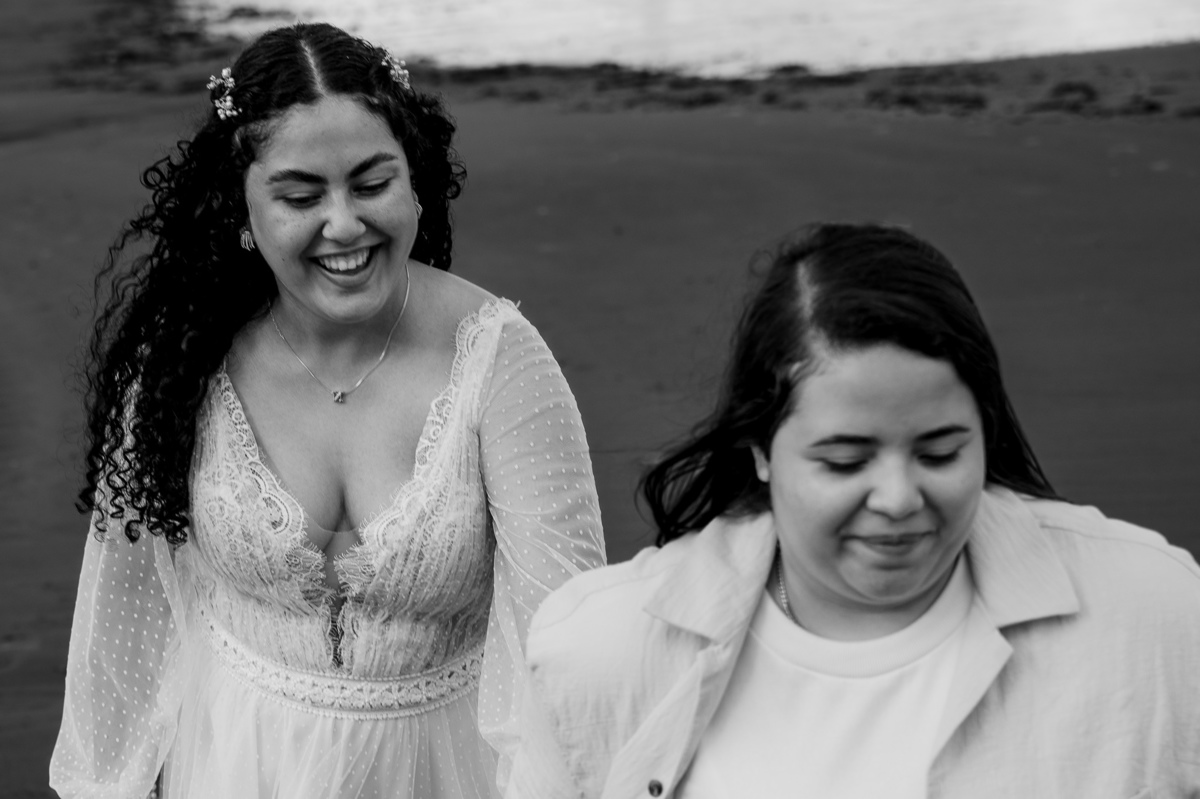Ensaio de pré casamento na praia em preto e branco