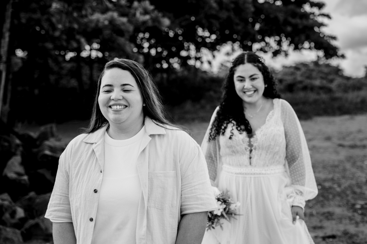 Ensaio de pré casamento, noiva preste a  sua amada pela primeira vez vestida de noiva na praia em peruibe