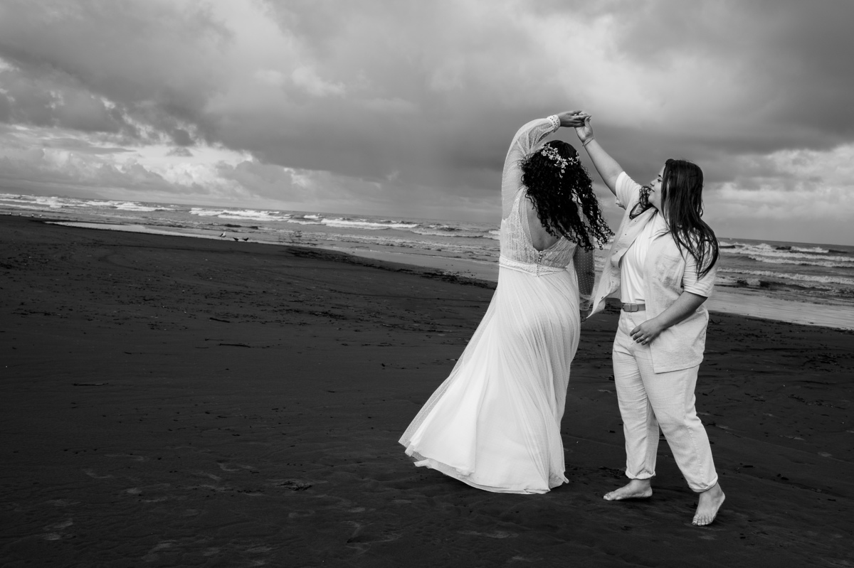 Ensaio de pré casamento na praia, casal dançando na praia