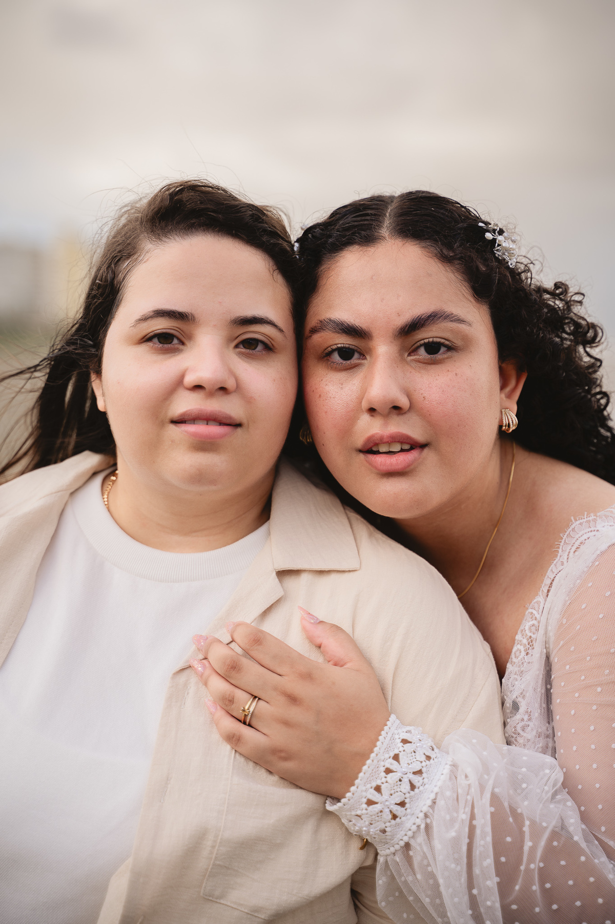 Ensaio de pré casamento na praia, retrato das noivas