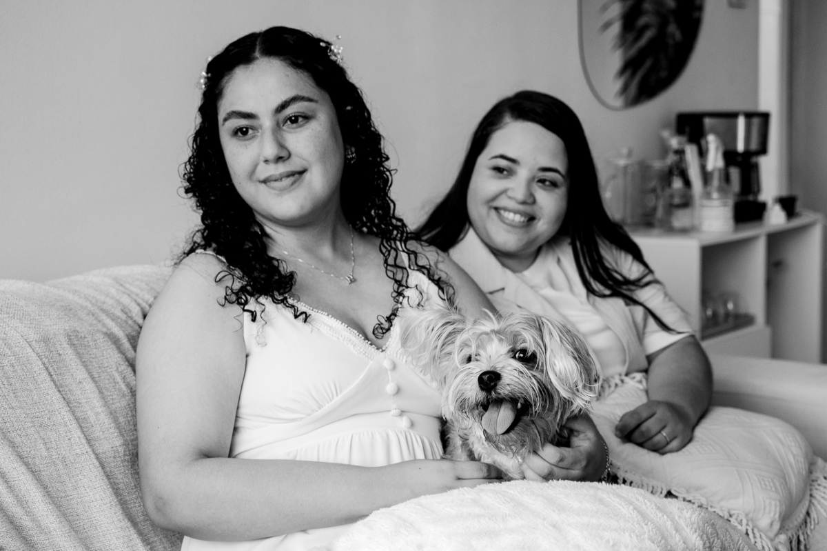 Ensaio de pré casamento na praia, retrato em casa com sua cachorrinha, foto em preto e branco, fotografia afetiva