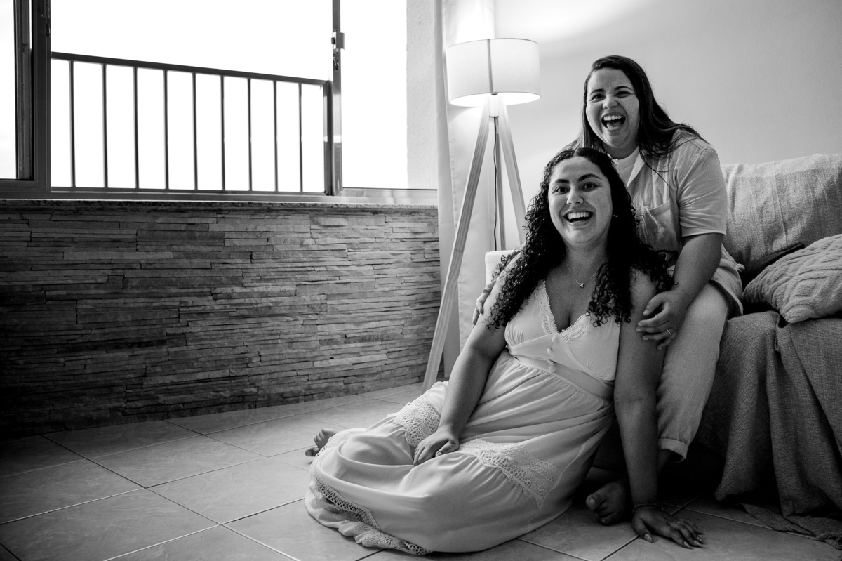 Ensaio de pré casamento interno, em casa gargalhando, fotografia espontânea