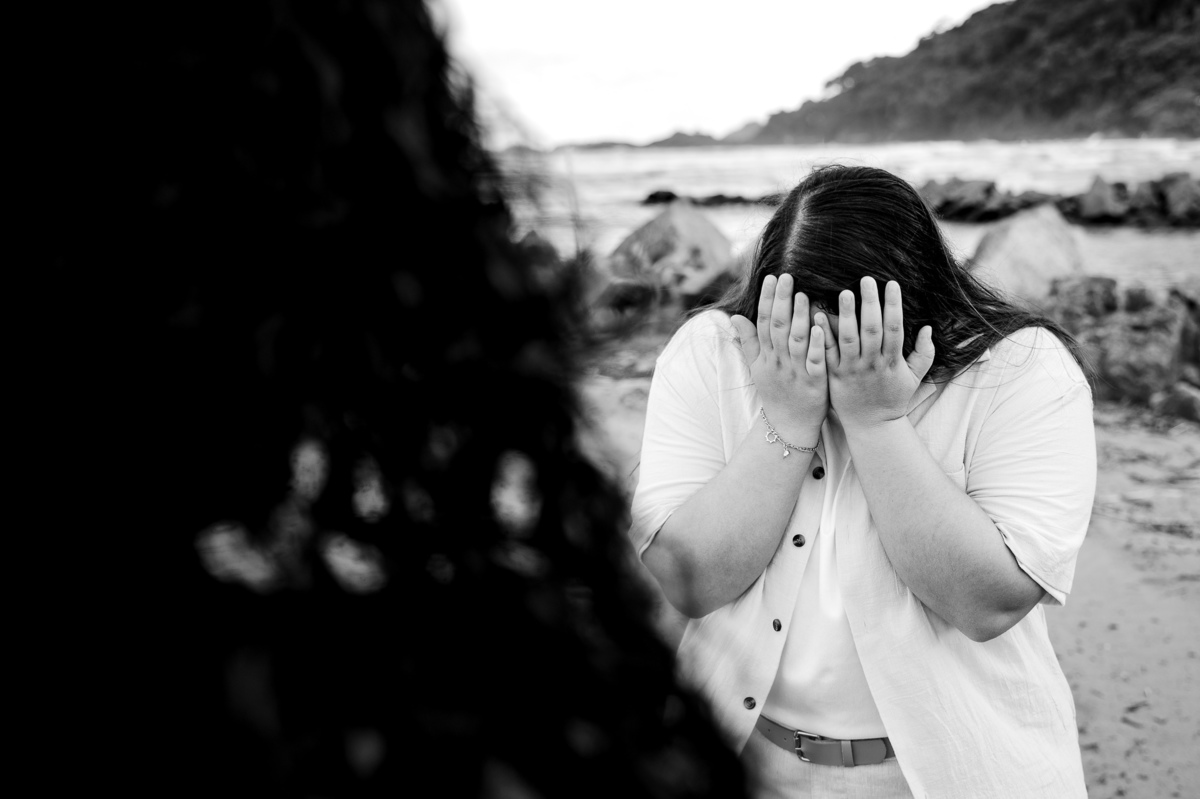 Ensaio de pré casamento preto e branco, eoção da noiva em ver sua noiva vestida para o casamento pela primeira vez