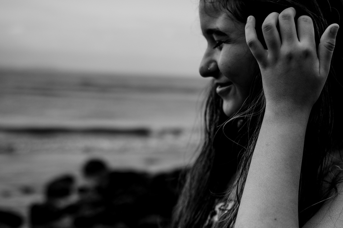 fotografia de debutante - 15 anos - ensaio de 15 anos - ensaio de debutante - ensaio na praia - ensaio no por do sol - mar - céu azul - gaivota -  foto em preto e branco