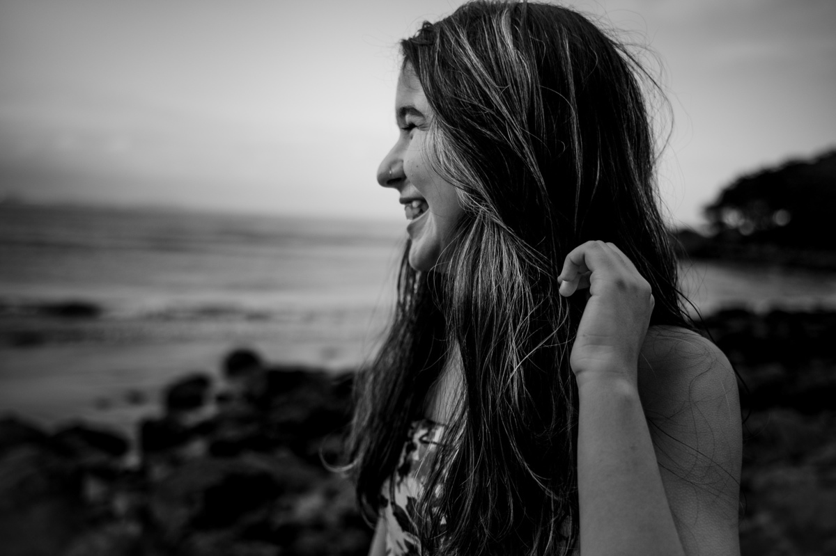 fotografia de debutante - 15 anos - ensaio de 15 anos - ensaio de debutante - ensaio na praia - ensaio no por do sol - mar - céu azul - gaivota - foto em preto e branco