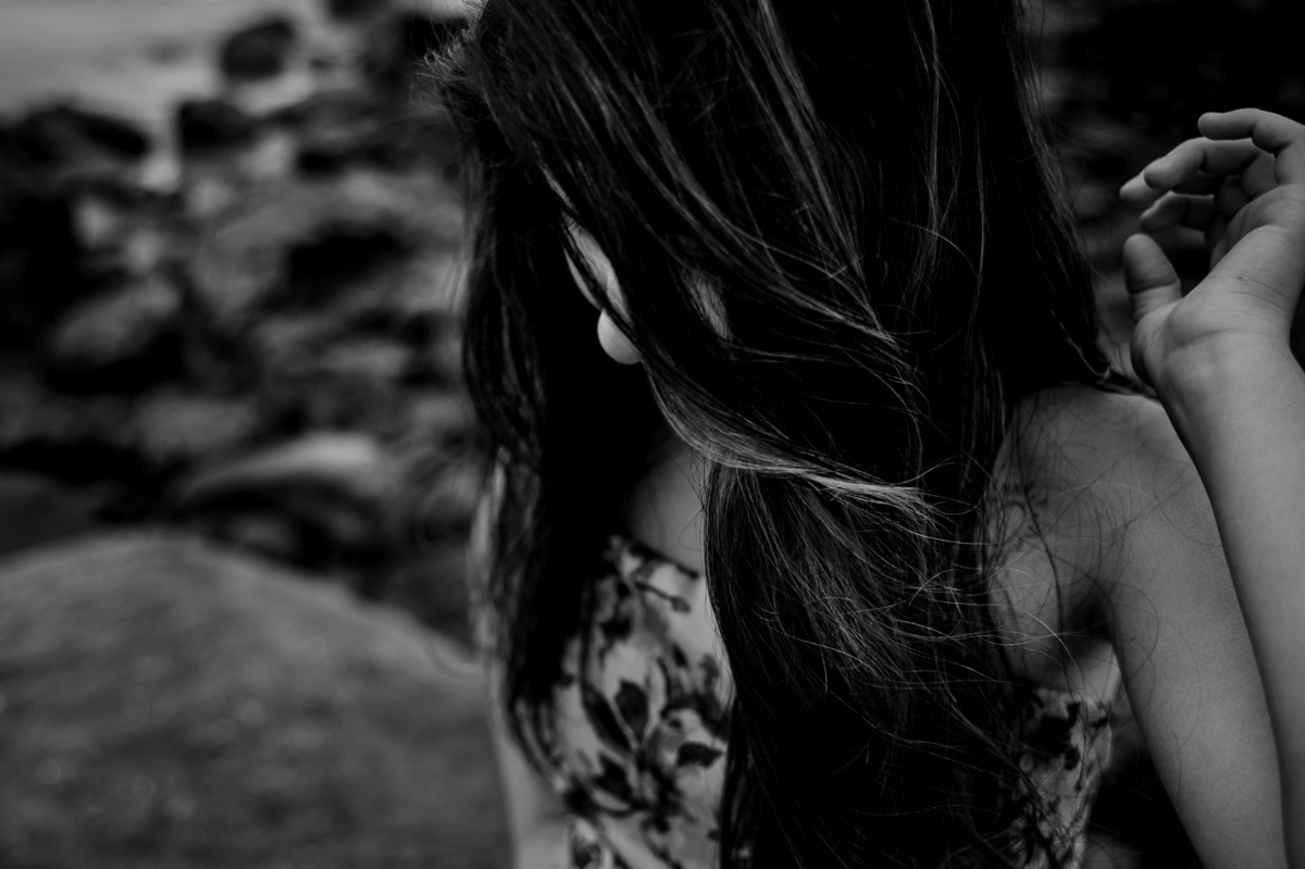 fotografia de debutante - 15 anos - ensaio de 15 anos - ensaio de debutante - ensaio na praia - ensaio no por do sol - mar - céu azul - gaivota -  foto em preto e branco