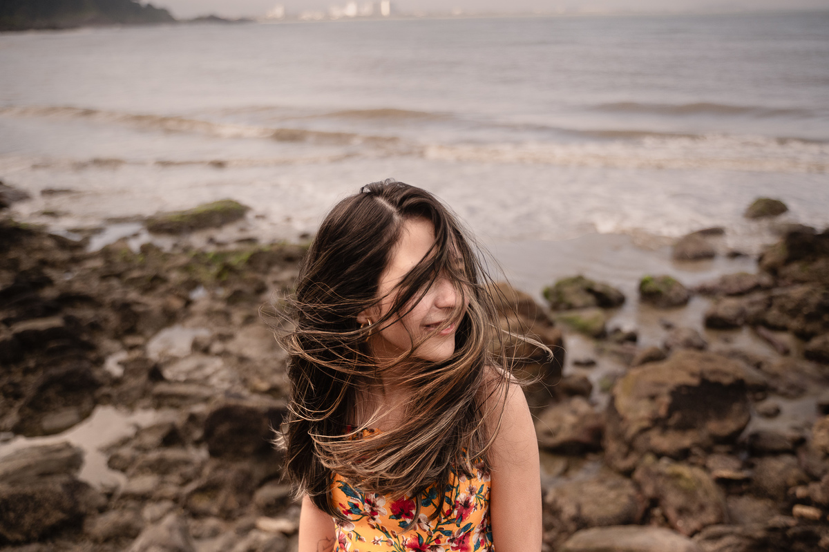 fotografia de debutante - 15 anos - ensaio de 15 anos - ensaio de debutante - ensaio na praia - ensaio no por do sol - mar - céu azul - gaivota -