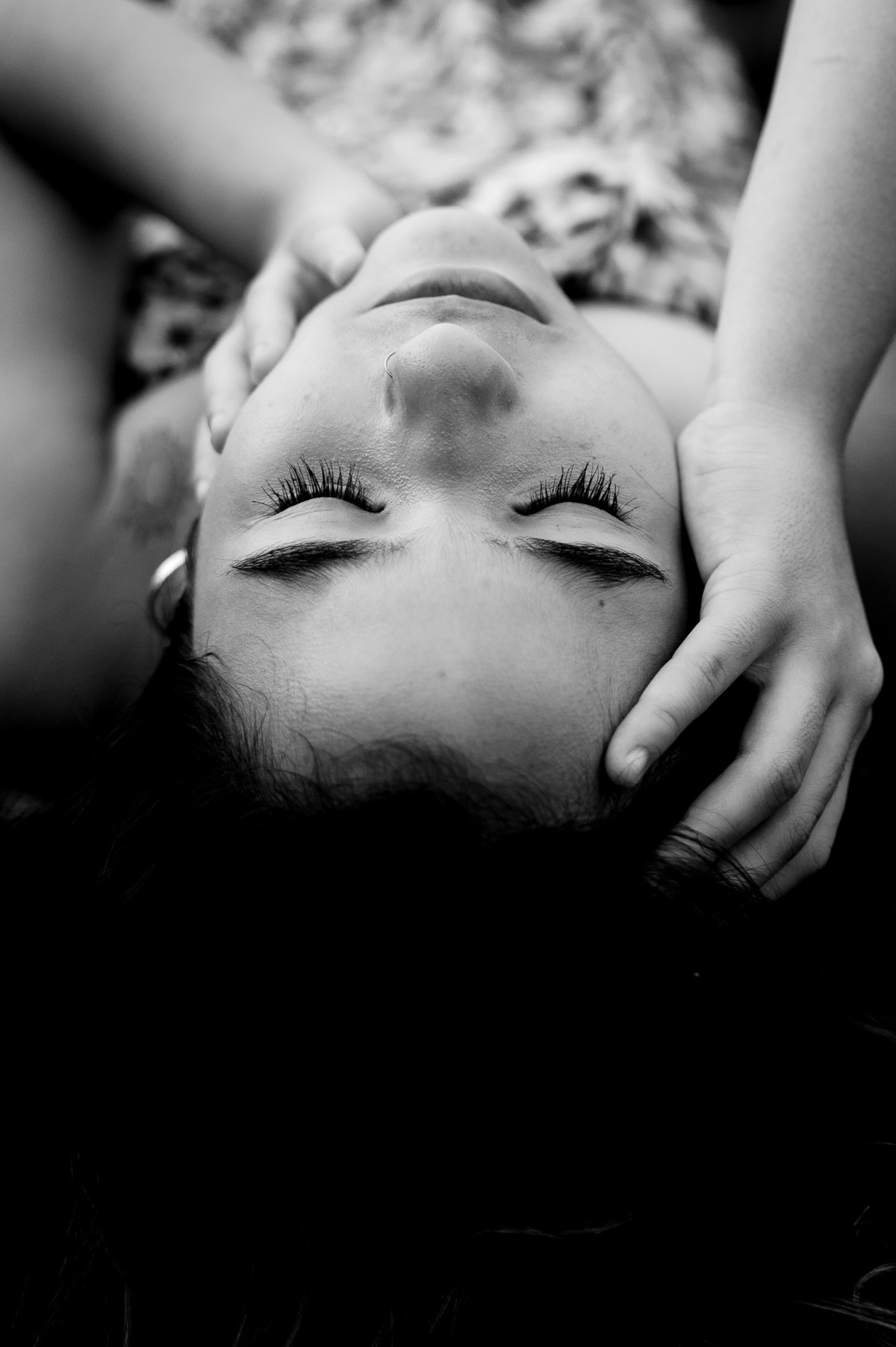 fotografia de debutante - 15 anos - ensaio de 15 anos - ensaio de debutante - ensaio na praia - ensaio no por do sol - mar - céu azul - gaivota - foto em preto e branco