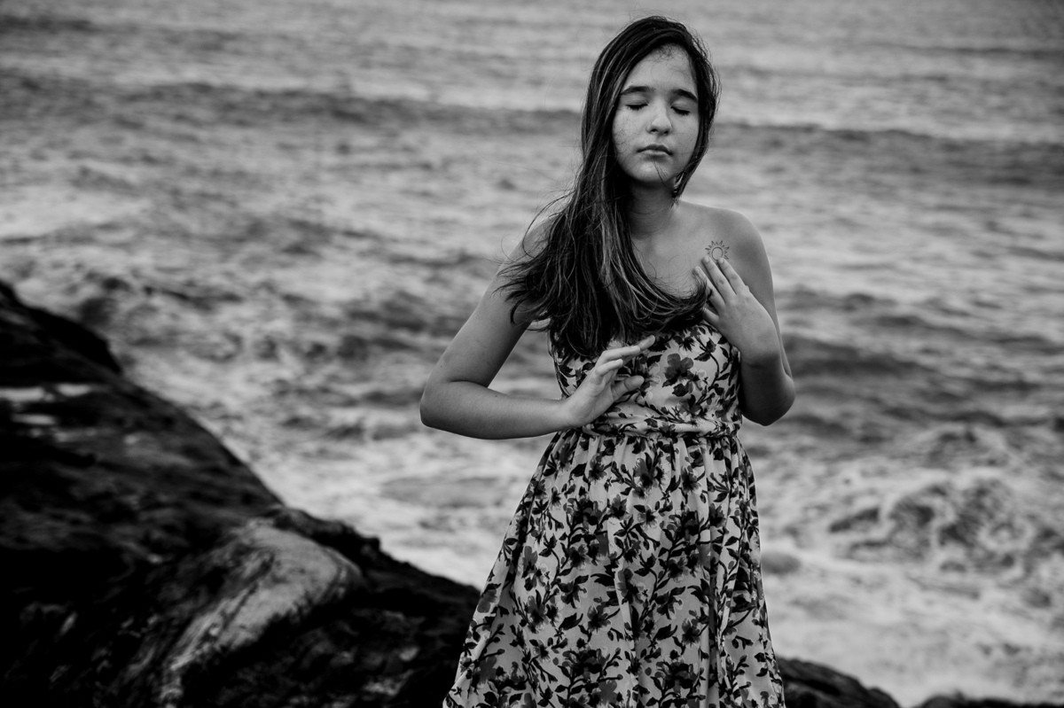 fotografia de debutante - 15 anos - ensaio de 15 anos - ensaio de debutante - ensaio na praia - ensaio no por do sol - mar - céu azul - gaivota - foto em preto e branco