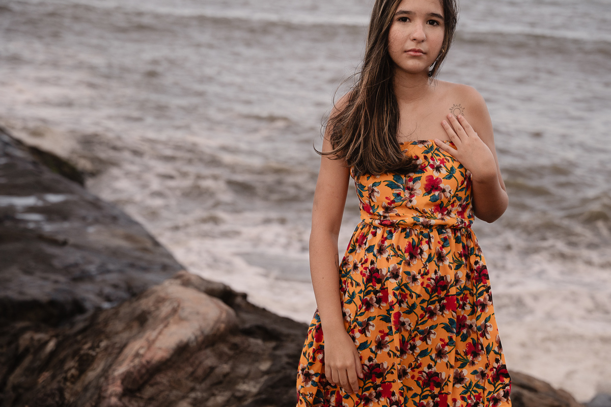 fotografia de debutante - 15 anos - ensaio de 15 anos - ensaio de debutante - ensaio na praia - ensaio no por do sol - mar - céu azul - gaivota - 