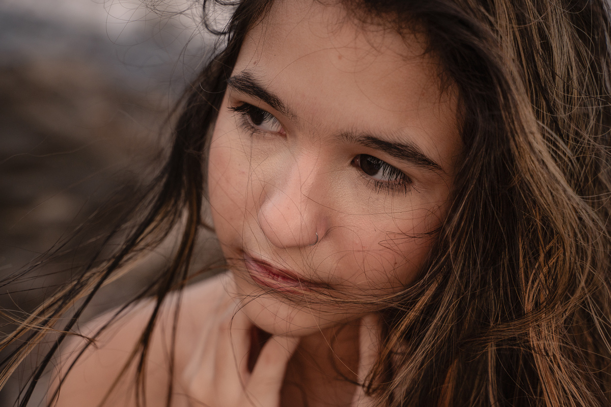 fotografia de debutante - 15 anos - ensaio de 15 anos - ensaio de debutante - ensaio na praia - ensaio no por do sol - mar - céu azul - gaivota - close