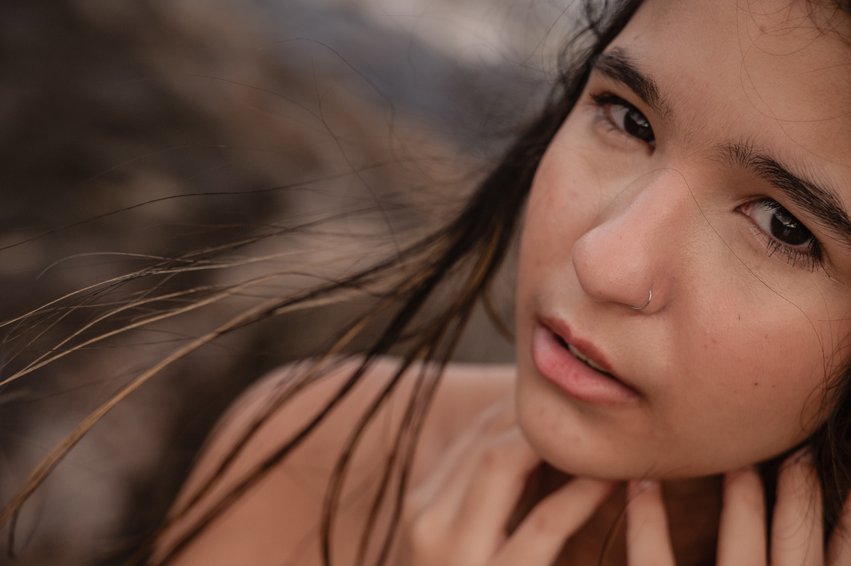 fotografia de debutante - 15 anos - ensaio de 15 anos - ensaio de debutante - ensaio na praia - ensaio no por do sol - mar - céu azul - gaivota - close