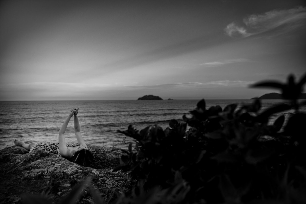 fotografia de debutante - 15 anos - ensaio de 15 anos - ensaio de debutante - ensaio na praia - ensaio no por do sol - mar - céu azul - gaivota - foto em preto e branco