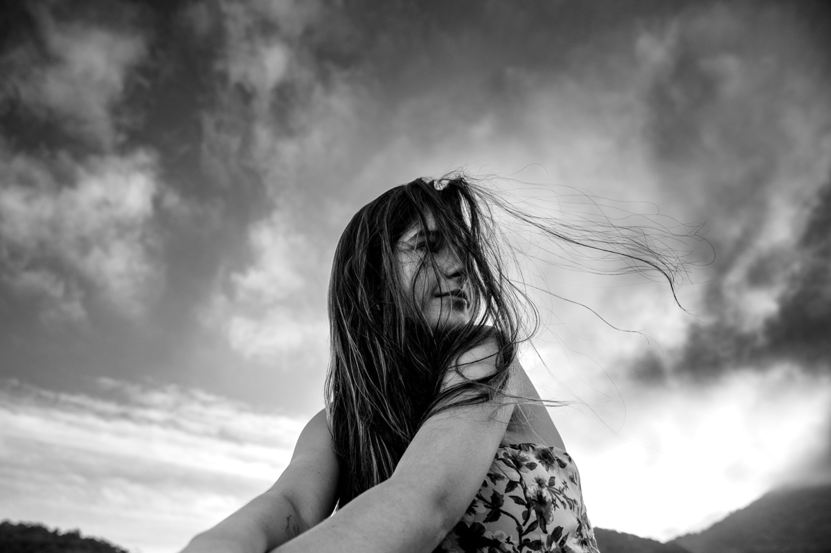 fotografia de debutante - 15 anos - ensaio de 15 anos - ensaio de debutante - ensaio na praia - ensaio no por do sol - mar - céu azul - gaivota - foto em preto e branco