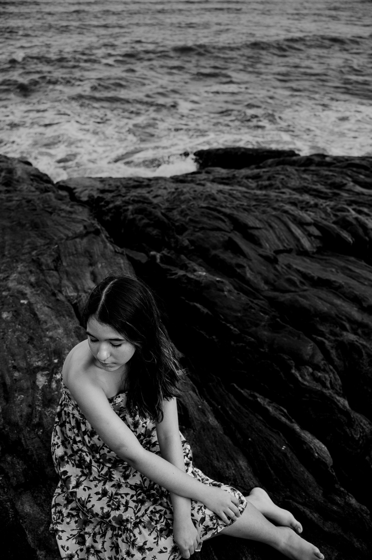 fotografia de debutante - 15 anos - ensaio de 15 anos - ensaio de debutante - ensaio na praia - ensaio no por do sol - mar - céu azul - gaivota - foto em preto e branco