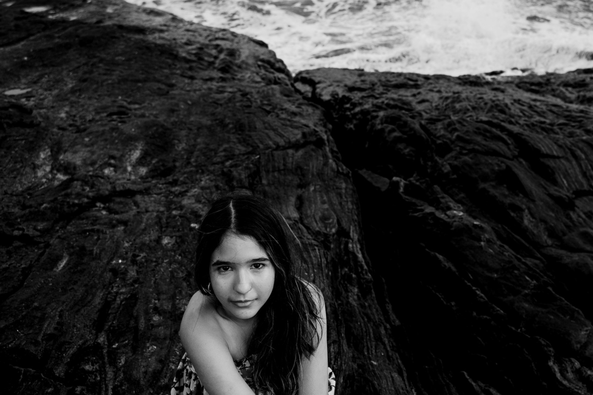 fotografia de debutante - 15 anos - ensaio de 15 anos - ensaio de debutante - ensaio na praia - ensaio no por do sol - mar - céu azul - gaivota - foto em preto e branco