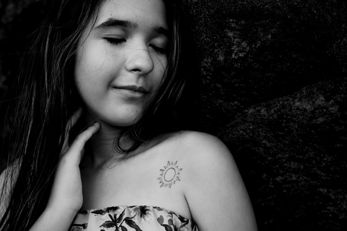 fotografia de debutante - 15 anos - ensaio de 15 anos - ensaio de debutante - ensaio na praia - ensaio no por do sol - mar - céu azul - gaivota - foto em preto e branco - tatuagem