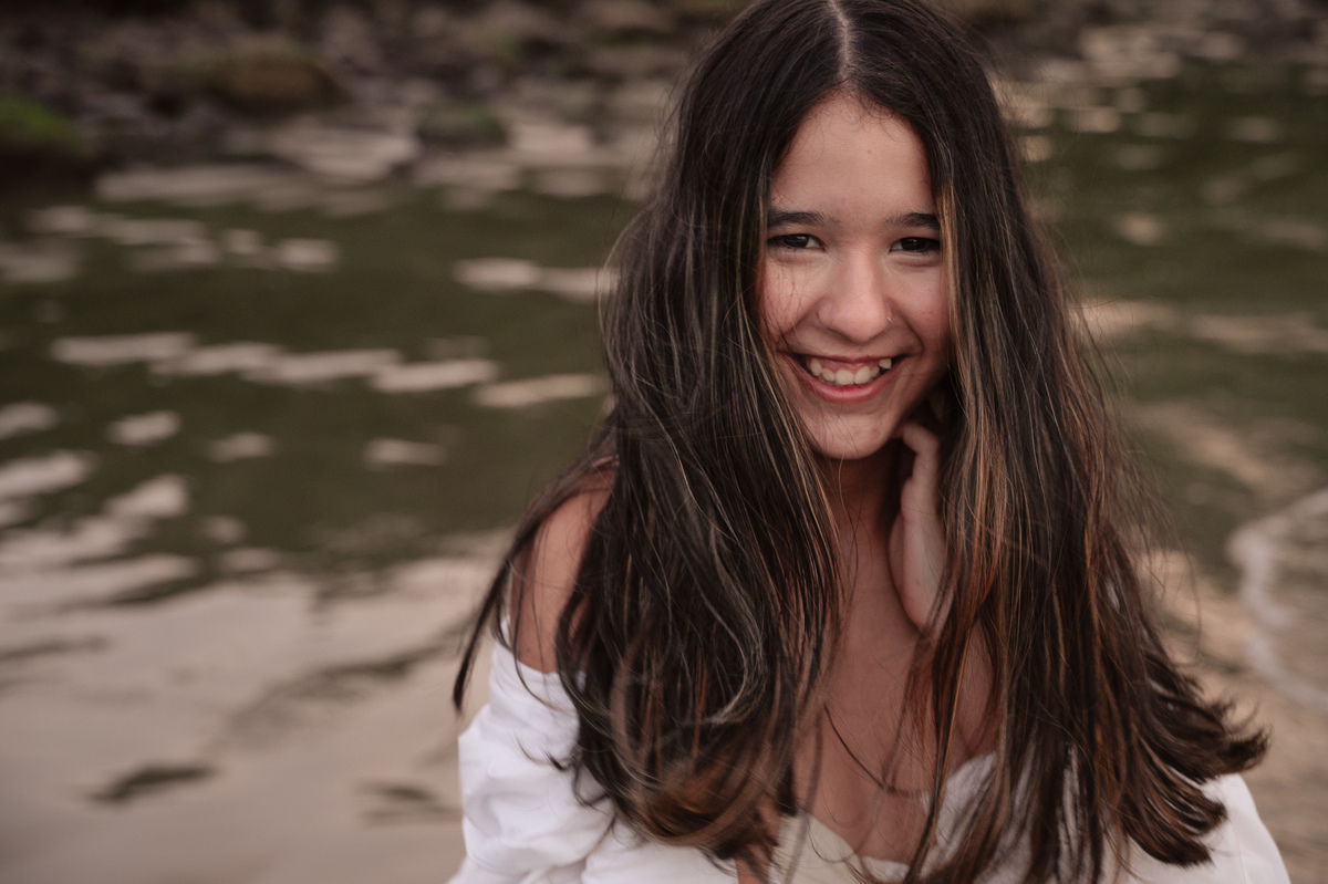 fotografia de debutante - 15 anos - ensaio de 15 anos - ensaio de debutante - ensaio na praia - ensaio no por do sol - mar - céu azul - gaivota - 