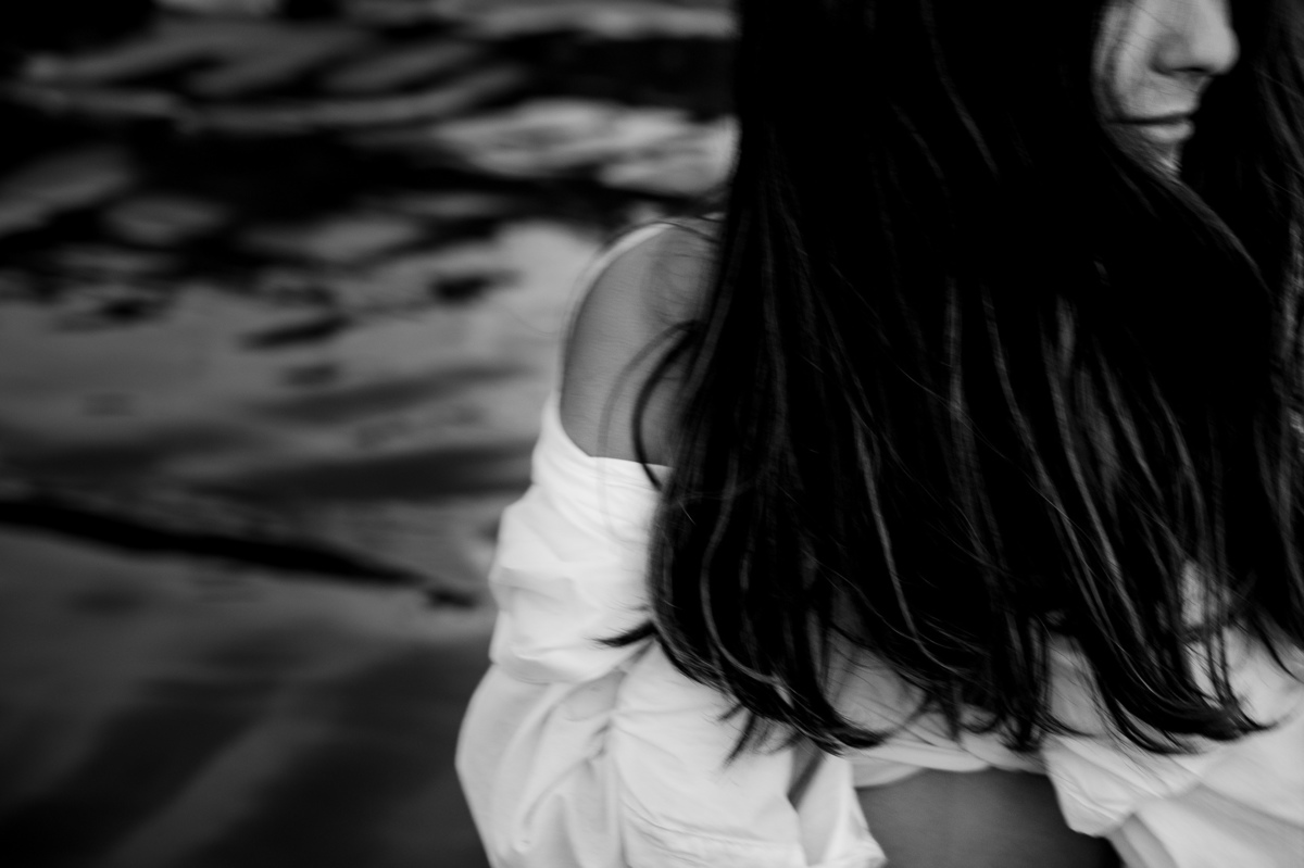 fotografia de debutante - 15 anos - ensaio de 15 anos - ensaio de debutante - ensaio na praia - ensaio no por do sol - mar - céu azul - gaivota - foto em preto e branco