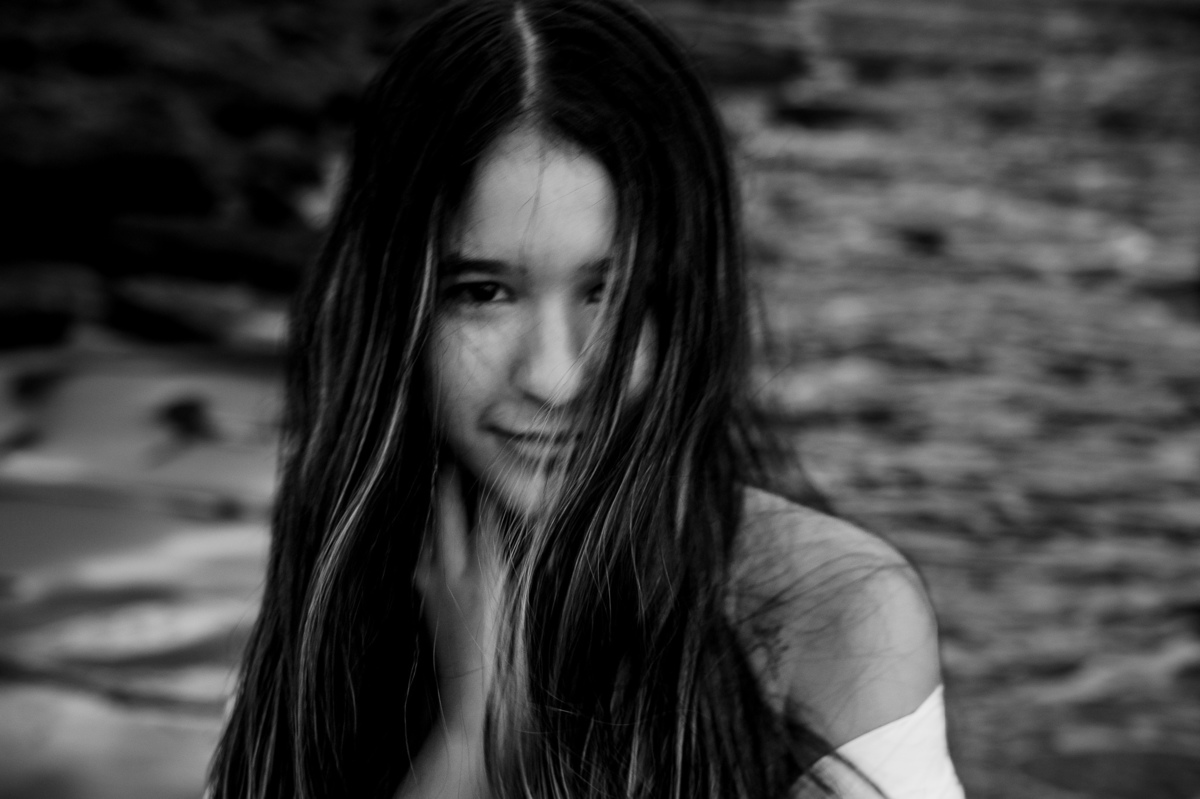 fotografia de debutante - 15 anos - ensaio de 15 anos - ensaio de debutante - ensaio na praia - ensaio no por do sol - mar - céu azul - gaivota - foto em preto e branco