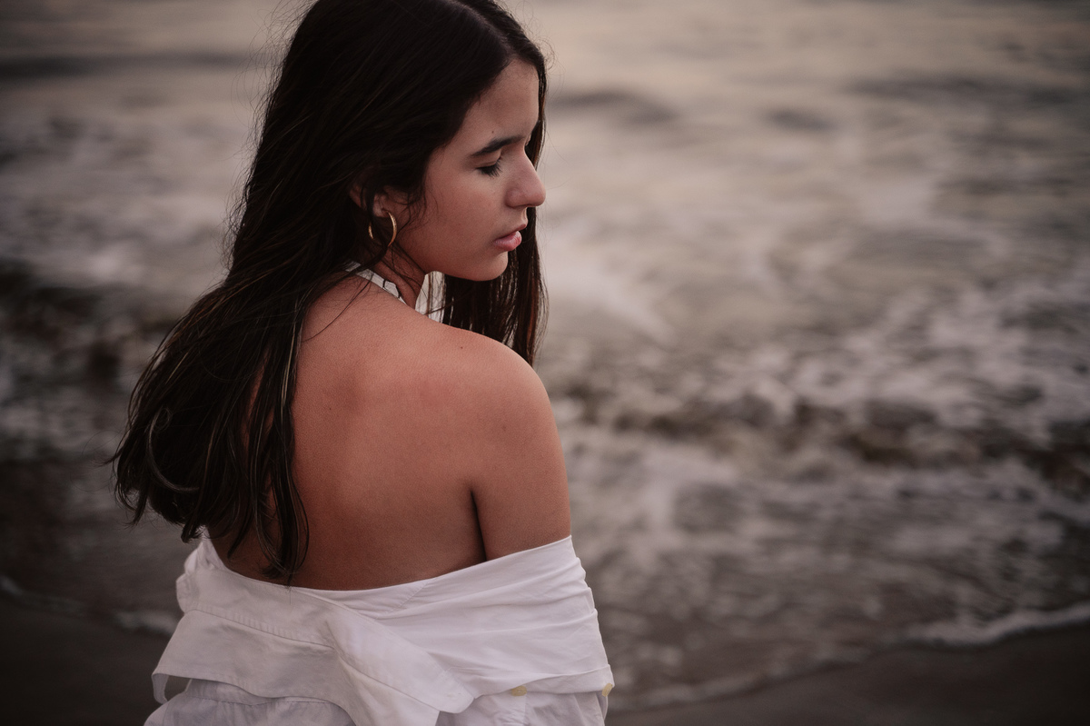 fotografia de debutante - 15 anos - ensaio de 15 anos - ensaio de debutante - ensaio na praia - ensaio no por do sol - mar - céu azul - gaivota - 