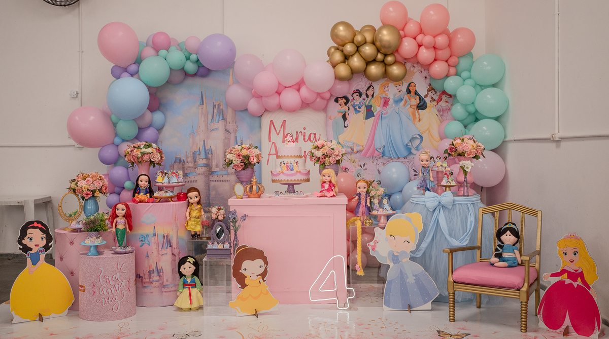 Fotografia de festa de aniversário infantil - tema princesa da disney - decoração - mesa do bolo