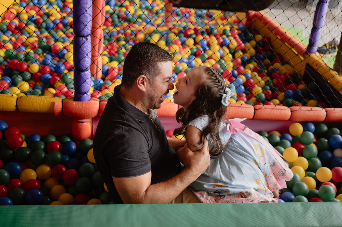 Fotografia de festa de aniversário infantil - tema princesa da disney - decoração - fotojornalismo - registro fotográfico de evento