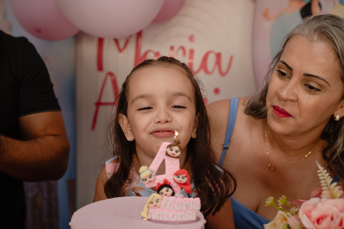 Fotografia de festa de aniversário infantil - tema princesa da disney - decoração - fotojornalismo - registro fotográfico de evento