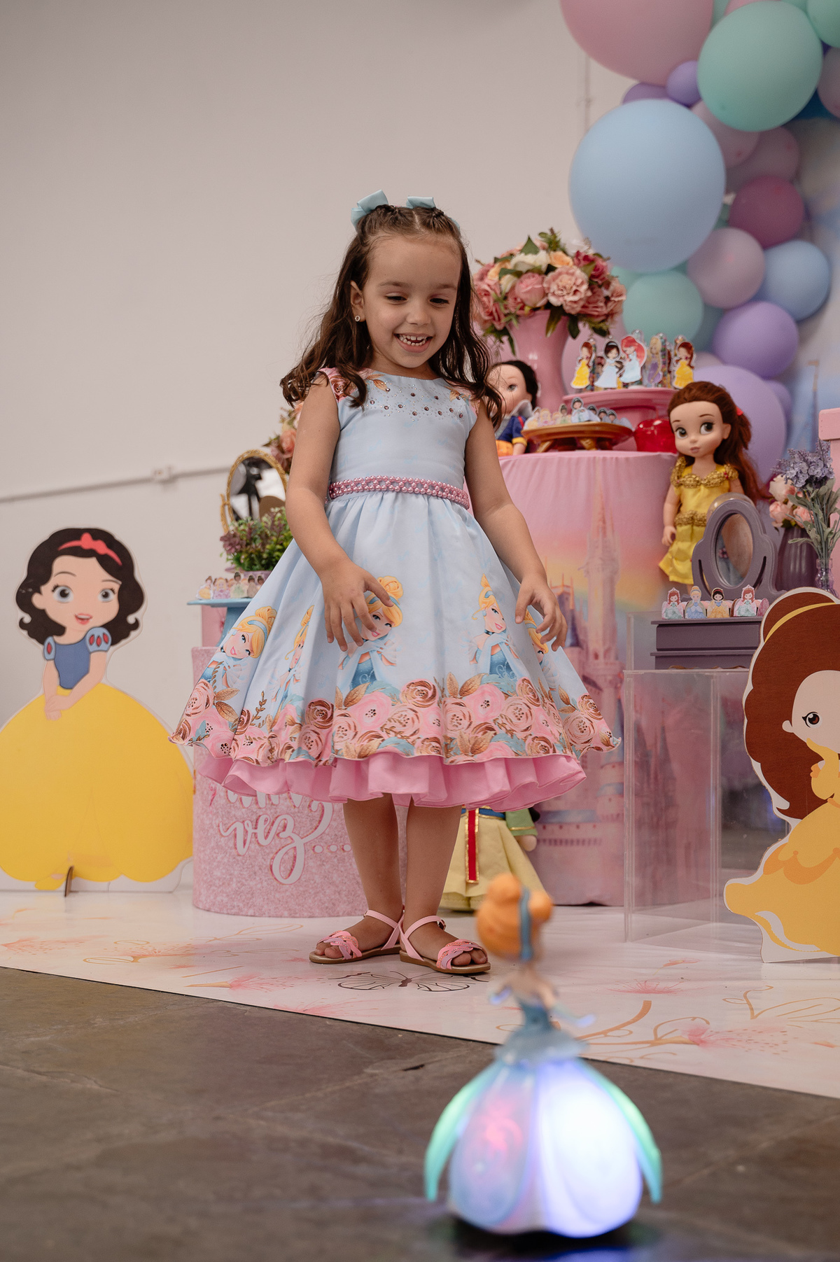 Fotografia de festa de aniversário infantil - tema princesa da disney - decoração - fotojornalismo - registro fotográfico de evento