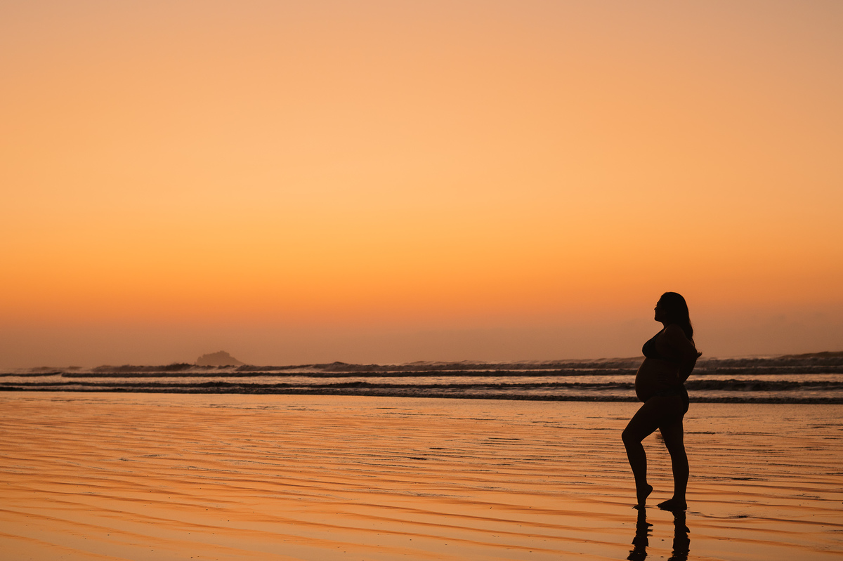 Fotografia de gestante - ensaio de gestante no nascer do sol - praia