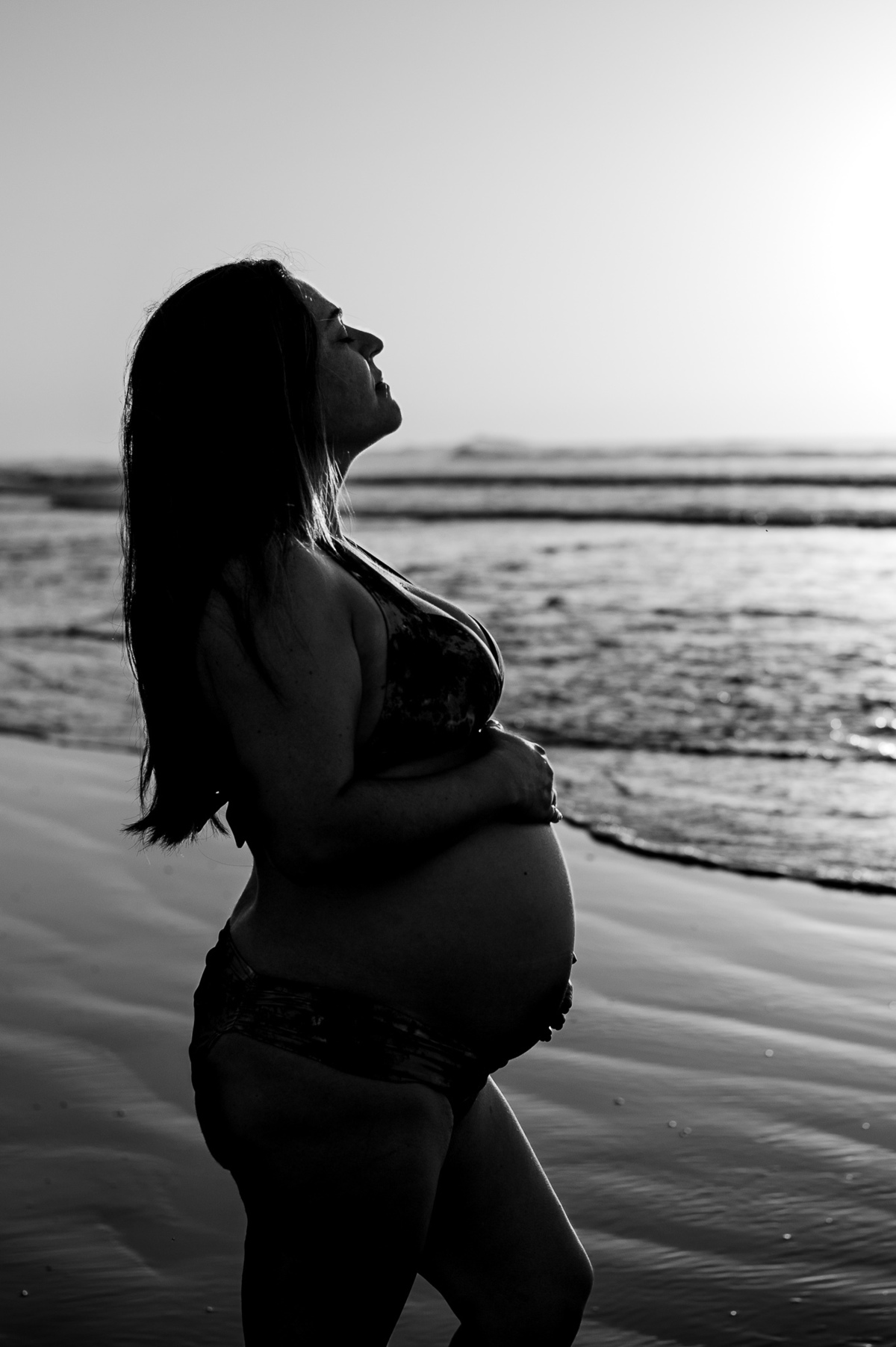 Fotografia de gestante - ensaio de gestante no nascer do sol - praia - preto e branco