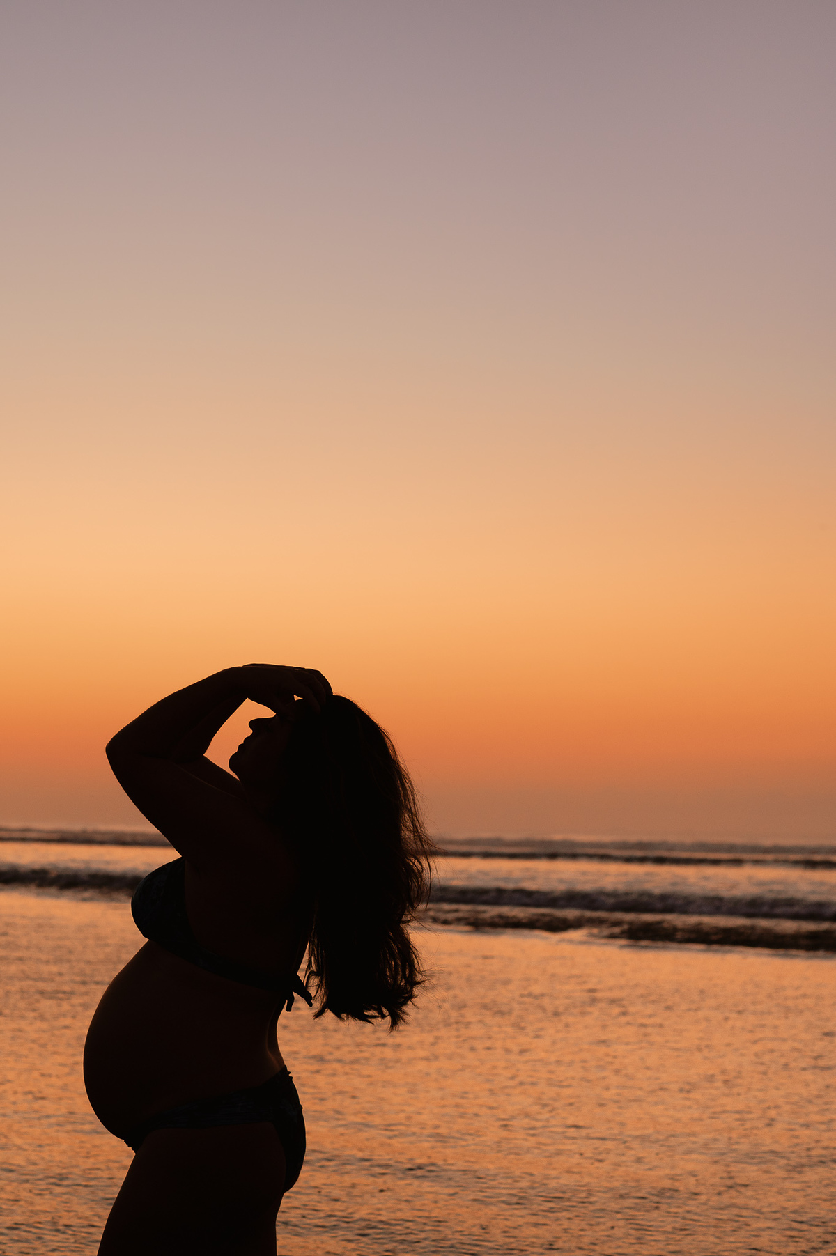 Fotografia de gestante - ensaio de gestante no nascer do sol - praia
