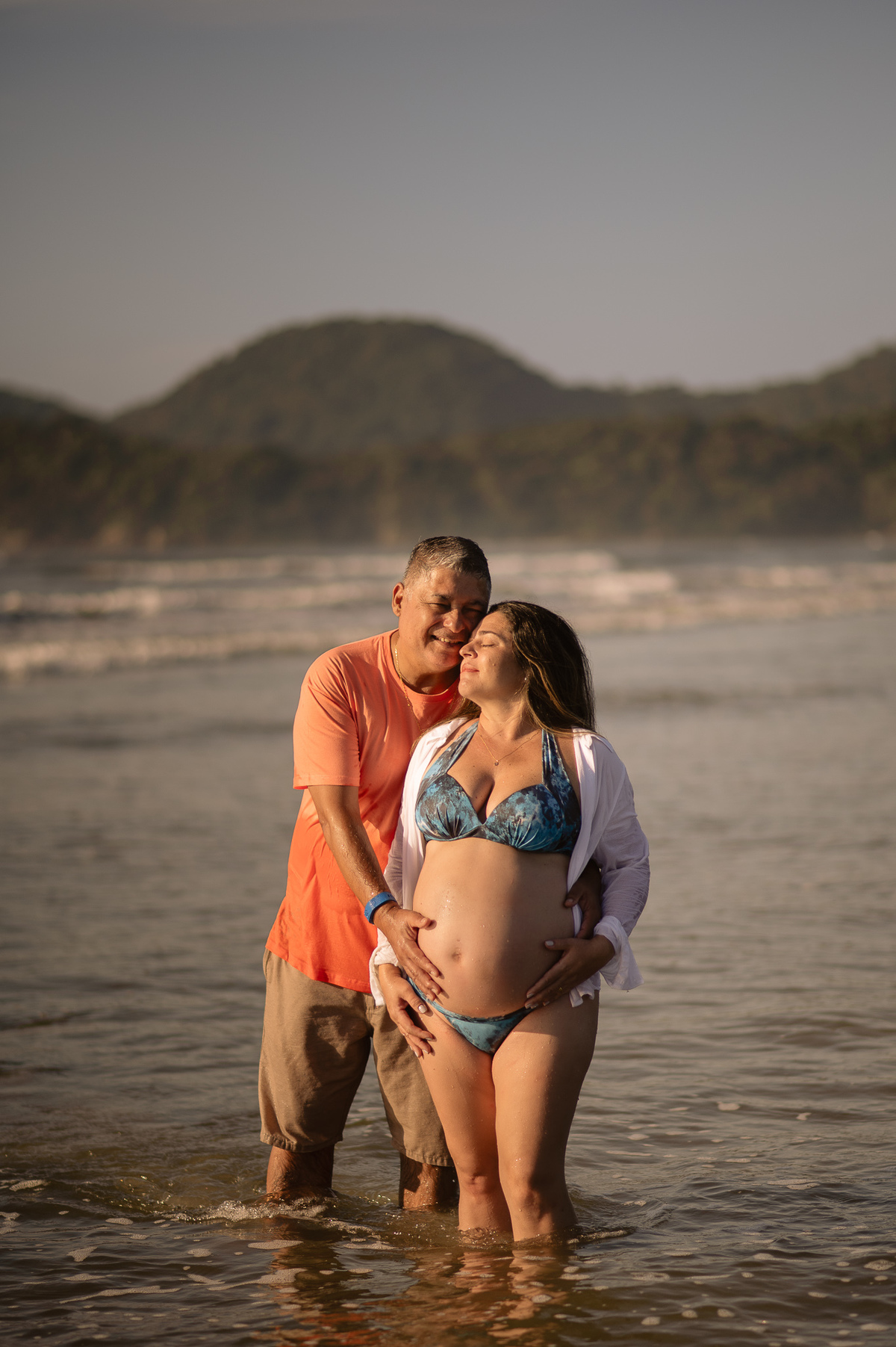 Fotografia de gestante - ensaio de gestante no nascer do sol - praia