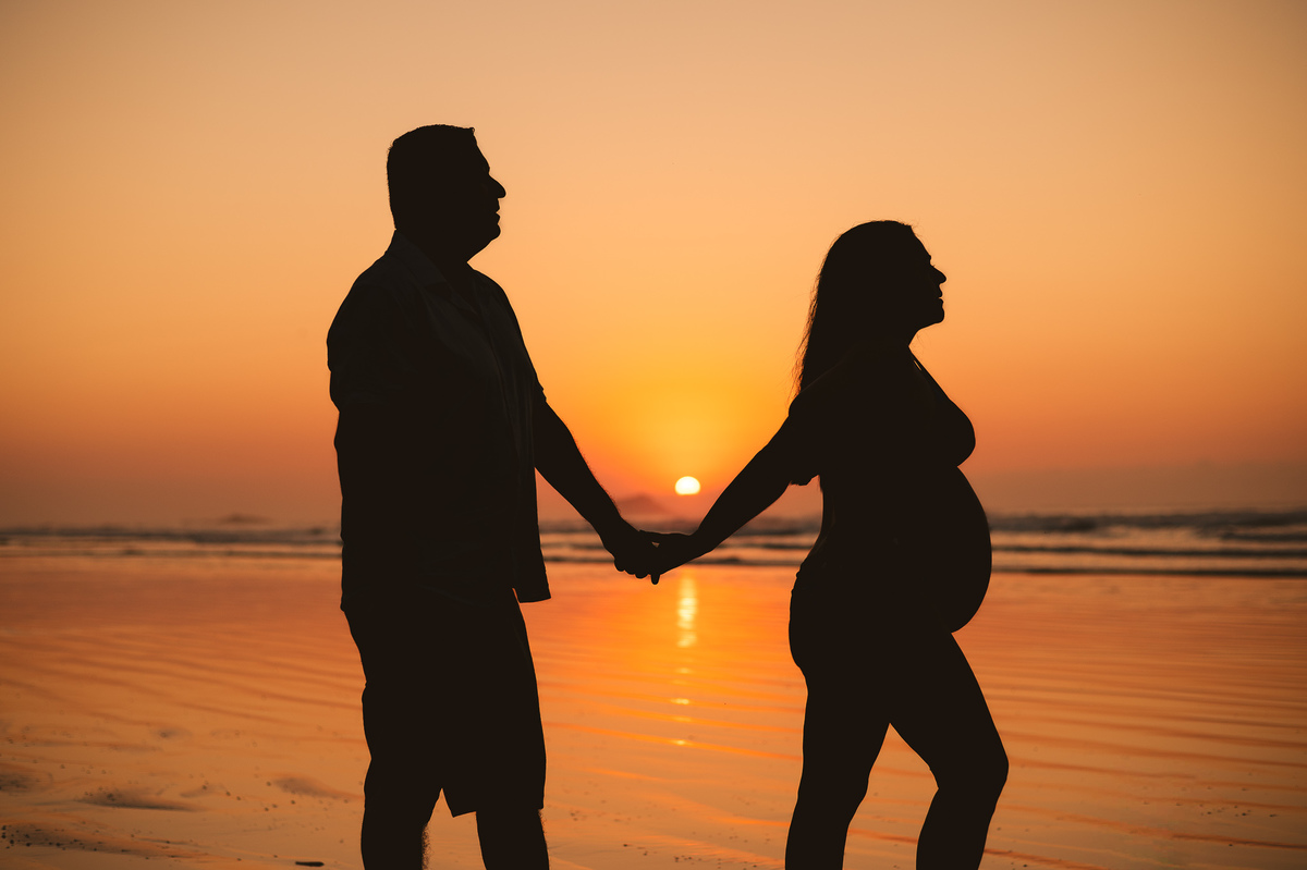 Fotografia de gestante - ensaio de gestante no nascer do sol - praia