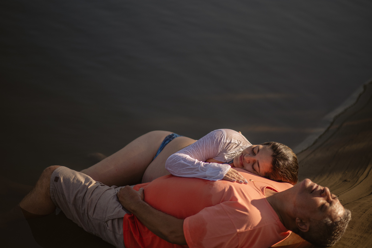 Fotografia de gestante - ensaio de gestante no nascer do sol - praia