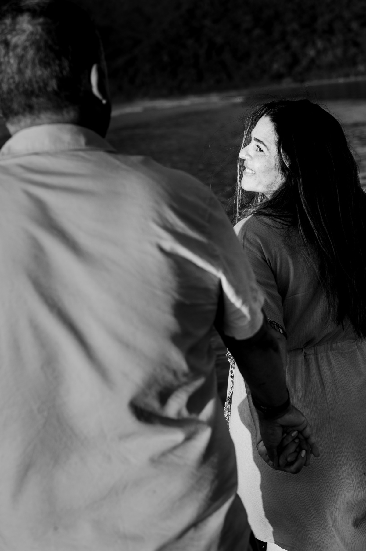 Fotografia de gestante - ensaio de gestante no nascer do sol - praia preto e branco