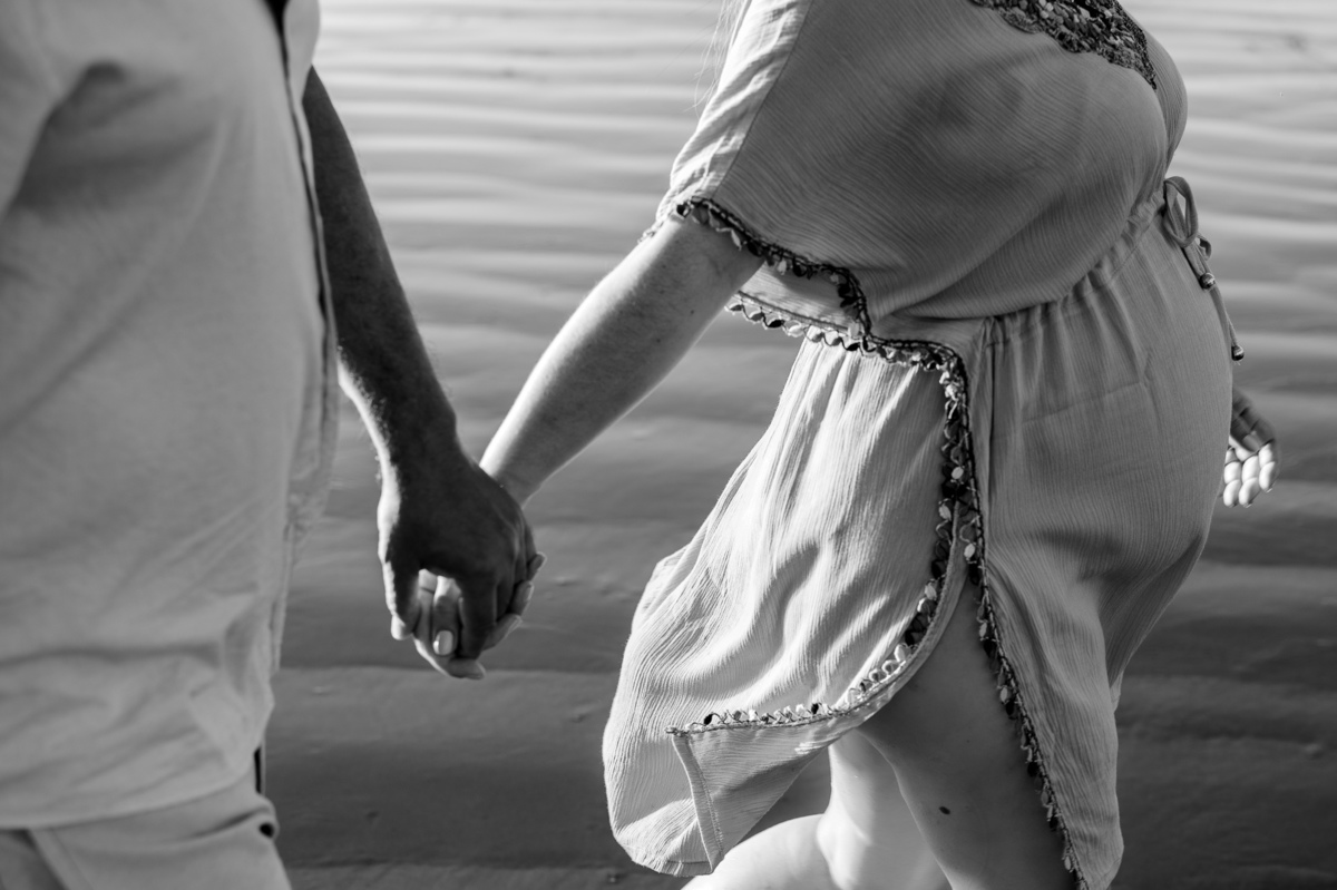 Fotografia de gestante - ensaio de gestante no nascer do sol - praia - preto e branco