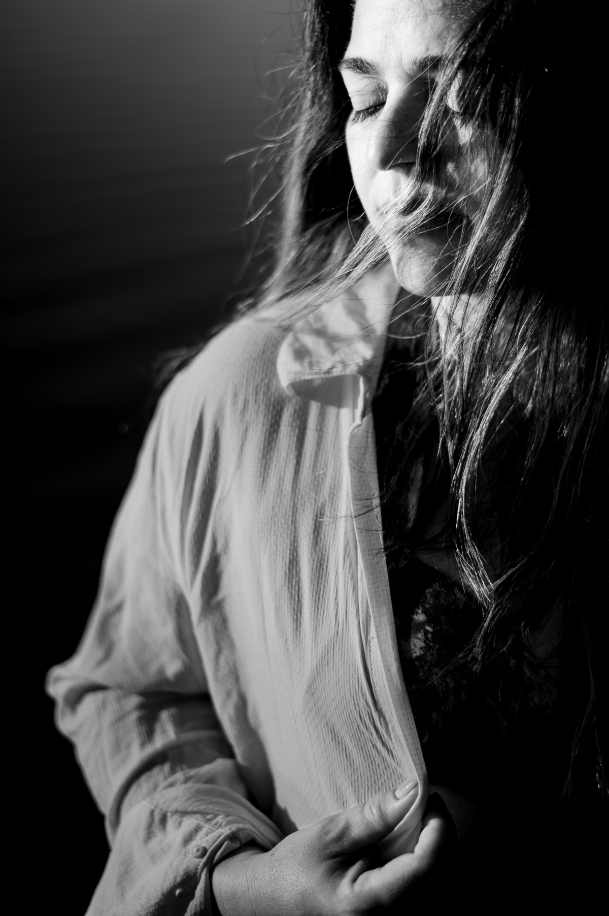 Fotografia de gestante - ensaio de gestante no nascer do sol - praia - preto e branco