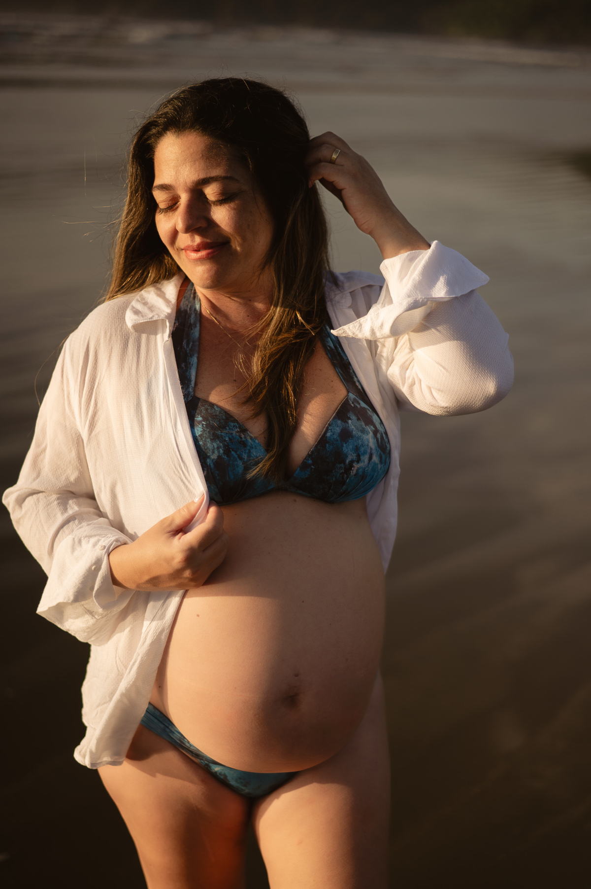 Fotografia de gestante - ensaio de gestante no nascer do sol - praia