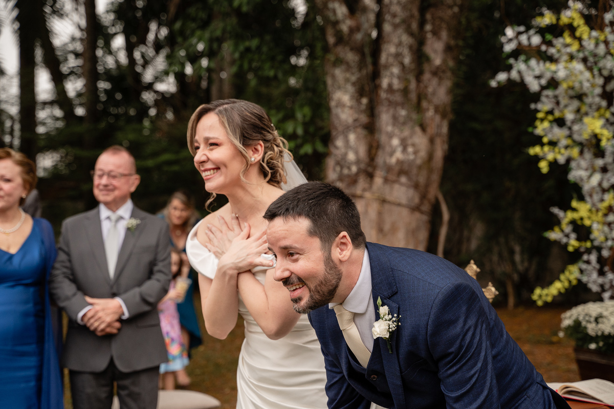 foto espontânea, casamento, wedding, noivos recebendo as alianças do pajen e da daminha
