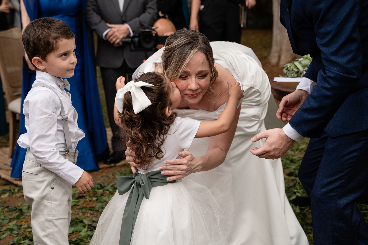 foto espontânea, casamento, wedding, daminha beijando a noiva