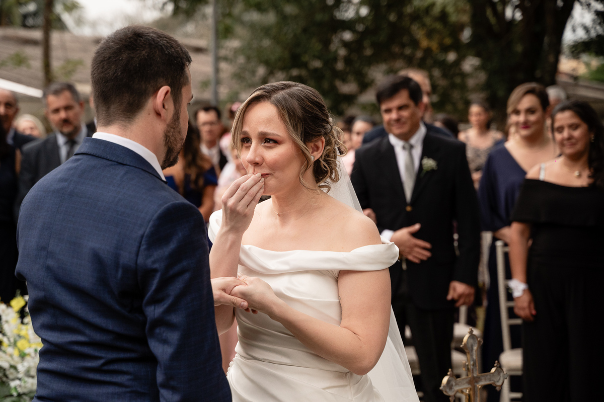 foto espontânea, casamento, wedding, noiva beijand a alinaça, aliança de casamento