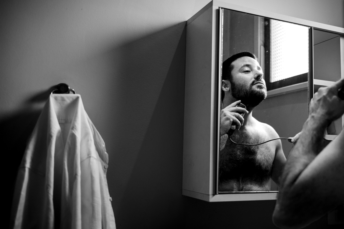 Making of do noivo, noivo se barbeando em frente o espelho, foto em preto e branco - foto espontânea - casamento